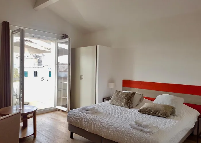 La Maison De La Cote Bed and Breakfast *