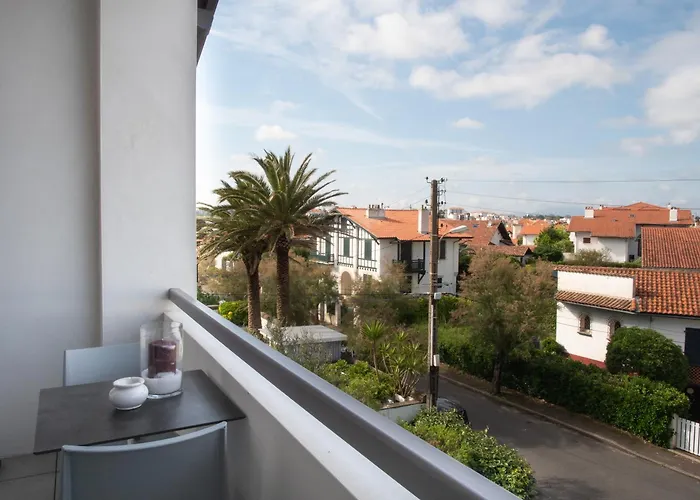 La Maison De La Cote Bed and Breakfast *